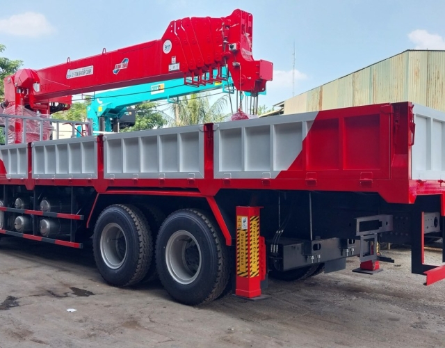 Xe tải Chenglong 4 chân gắn cẩu ATOM 1506 15 tấn (đời 2026)