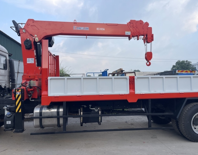 Xe tải Dongfeng B180 2 chân gắn cẩu Kanglim 5 tấn KS1056 (đời 2025)