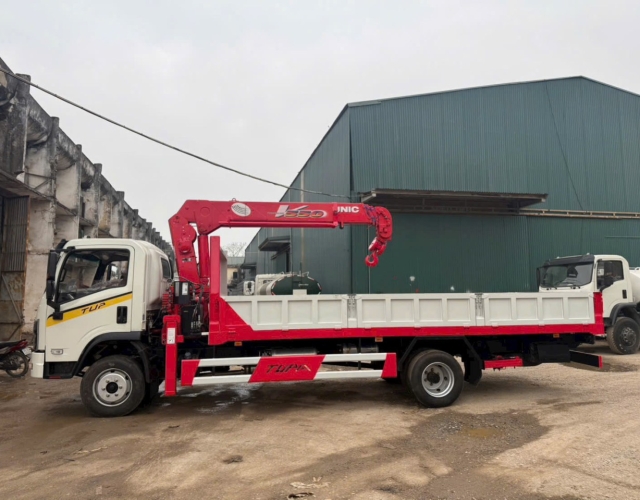 Xe tải Dongfeng D7 gắn cẩu UNIC URV554 5 tấn 4 đốt (đời 2026)