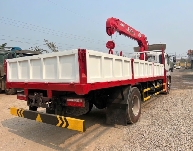 Xe tải Dongfeng 2 chân gắn cẩu UNIC URV555 5 tấn 5 đốt (đời 2025)