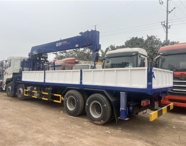 Xe tải Dongfeng 4 chân gắn cẩu Dongyang SS3506 15 tấn (đời 2025)