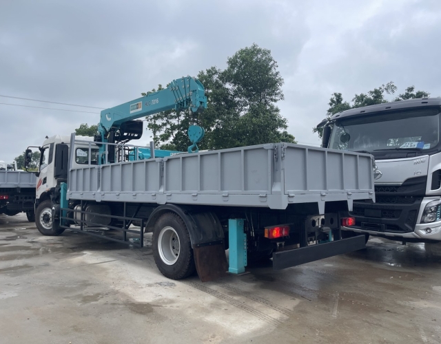Xe tải Dongfeng 2 chân gắn cẩu Hyundai HLC-7016 7 tấn (đời 2025)