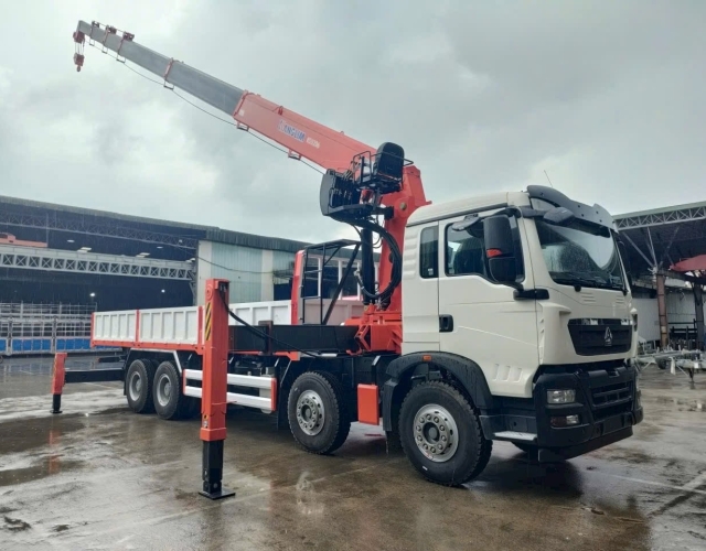 Xe tải Howo TX350 4 chân gắn cẩu Kanglim 15 tấn KS5206 (đời 2026)