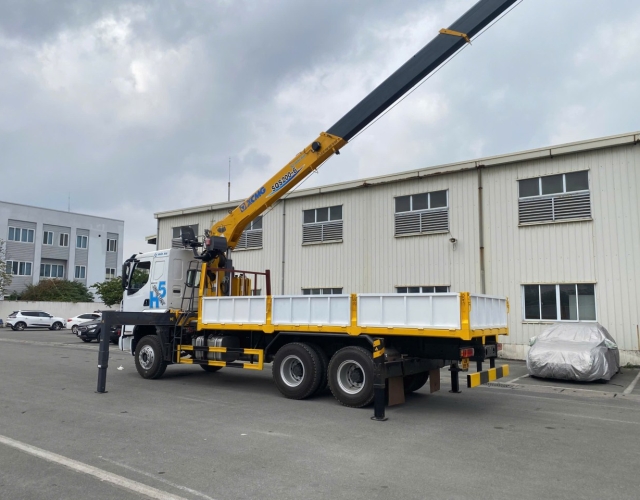 Xe tải Chenglong 3 chân gắn cẩu XCMG SQS200-6 8 tấn (đời 2026)