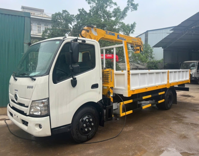 Xe tải Hino 300 gắn cẩu XCMG GSQS68TL-4 3 tấn (đời 2026)