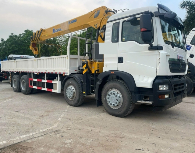 Xe tải Howo 4 chân gắn cẩu XCMG SQS400-5 16 tấn (đời 2026)