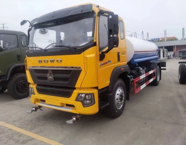 Xe Howo téc phun nước rửa đường 9,5 khối 2026
