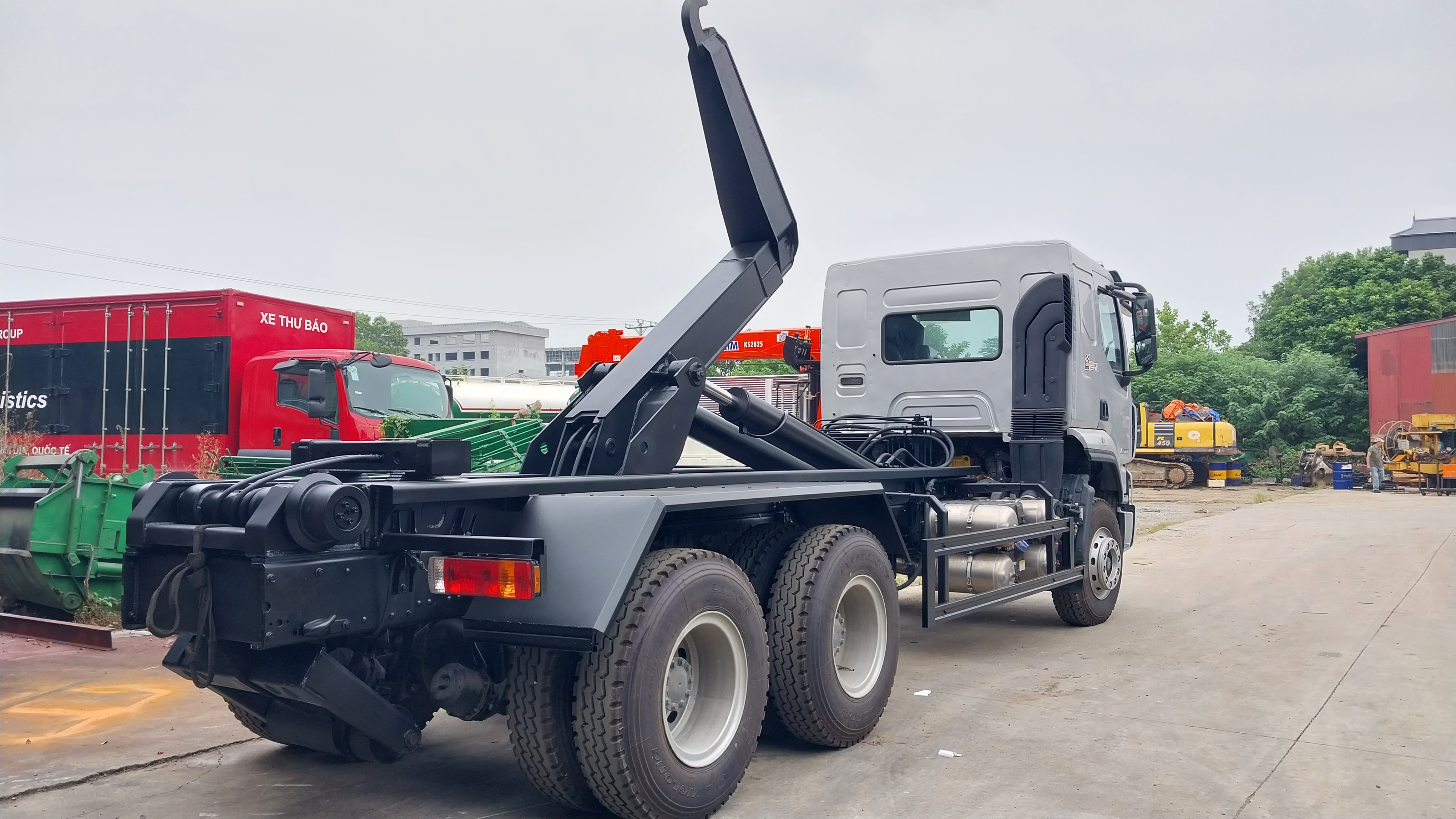 Xe Chenglong 3 chân thùng chở Hooklift