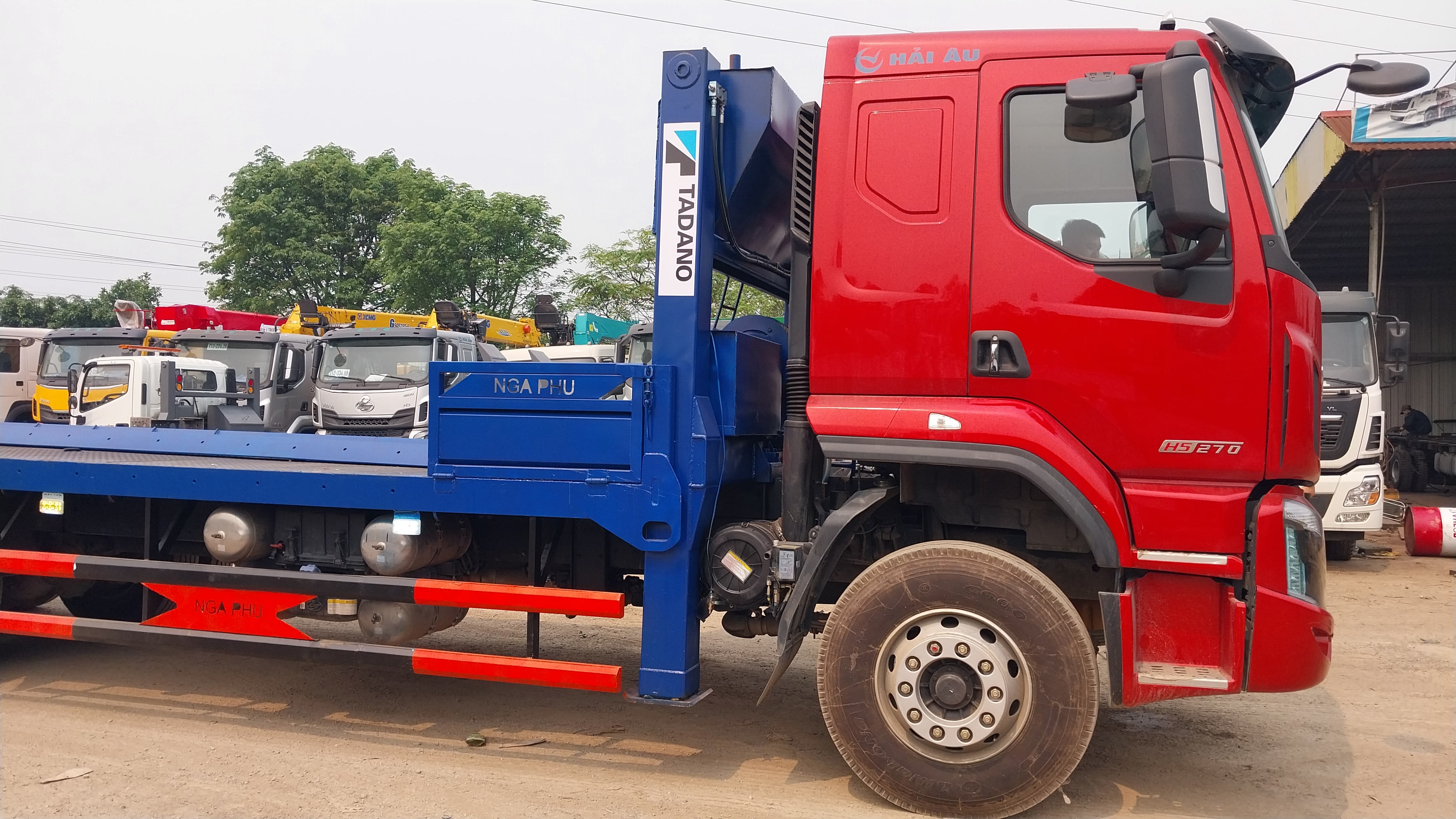 Chenglong 3 chân chở máy công trình