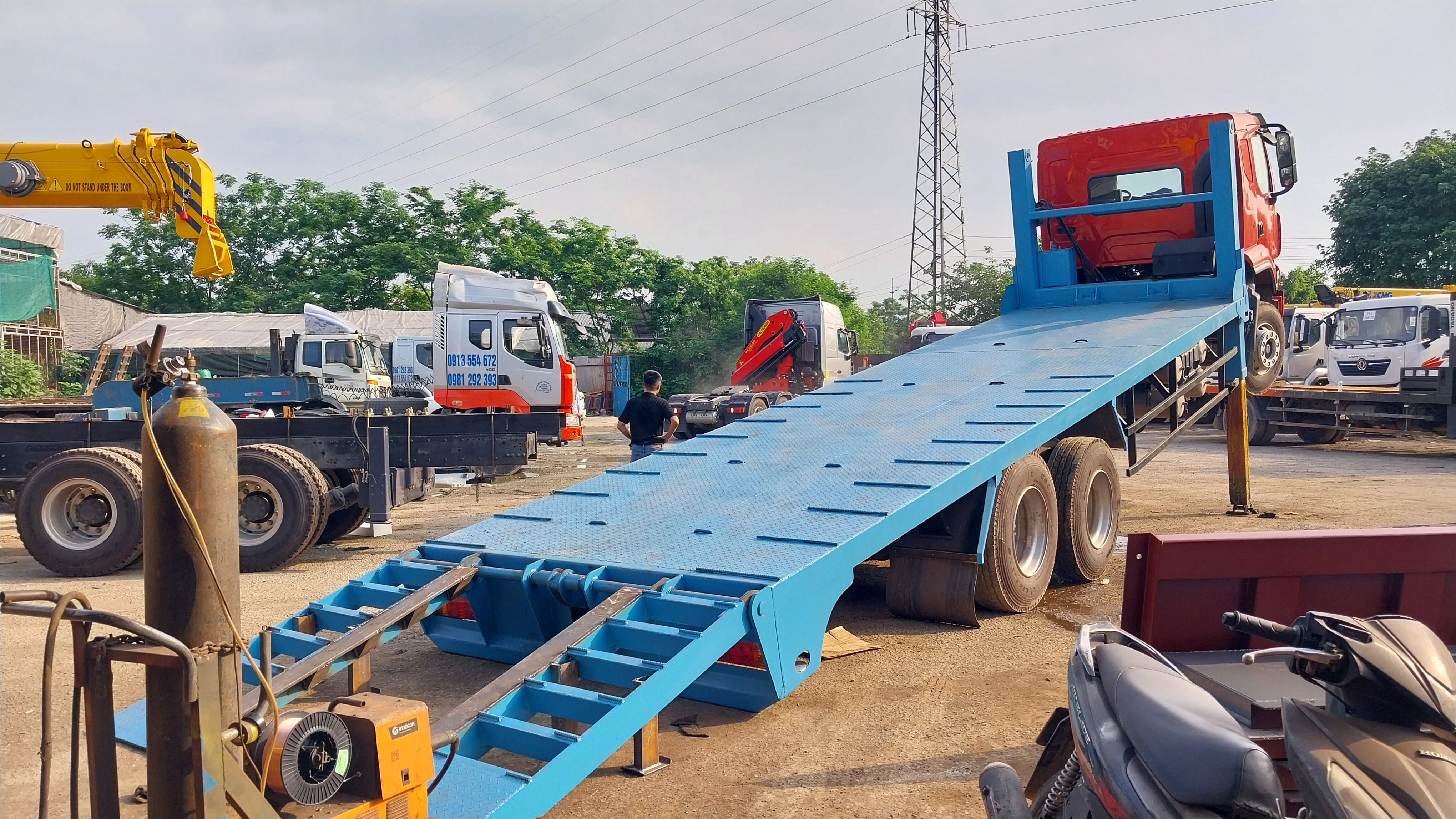 Xe Chenglong 3 chân nâng đầu chở máy công trình 2024