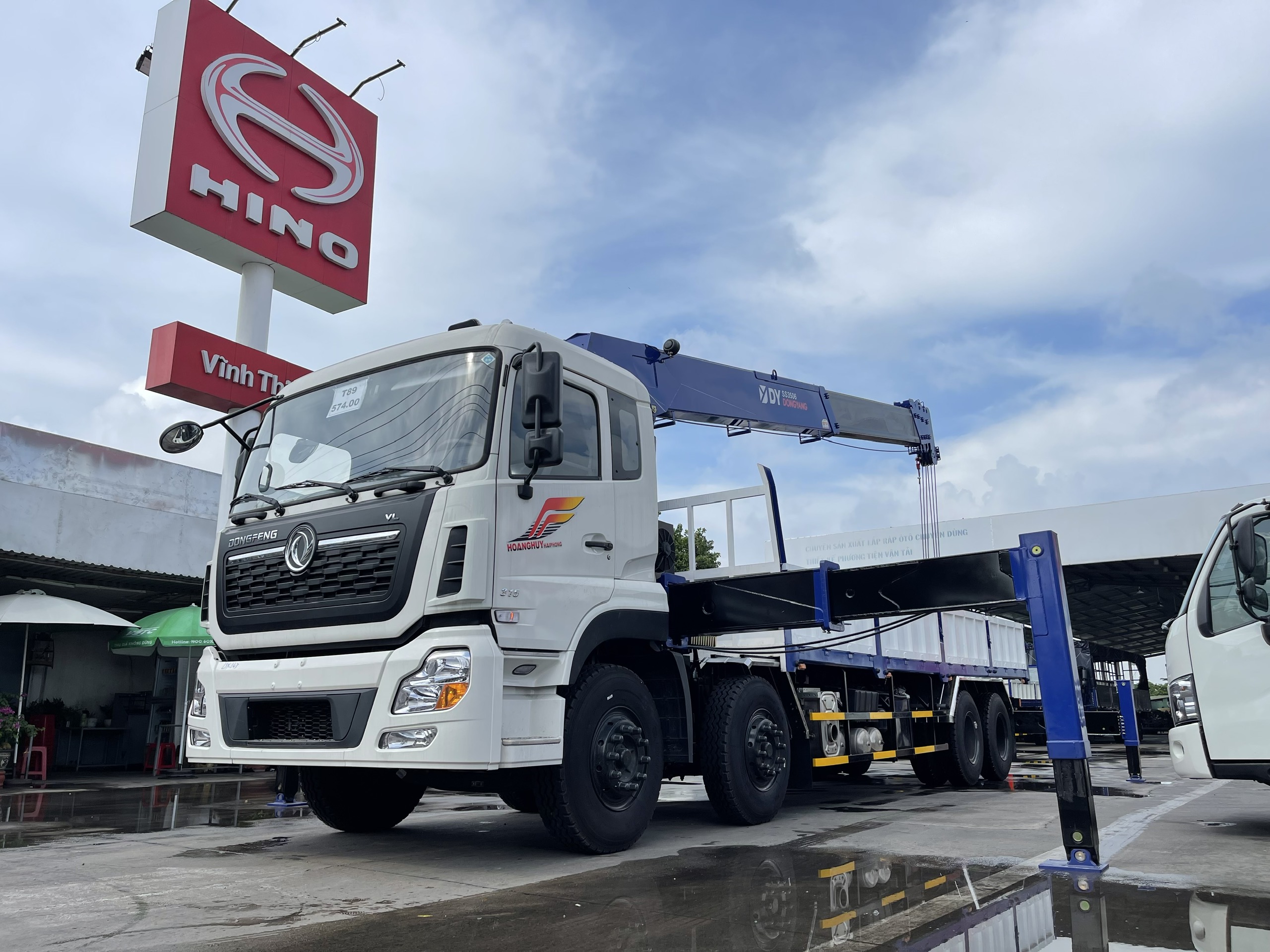 Dongfeng 4 chân gắn cẩu Dongyang 12 tấn