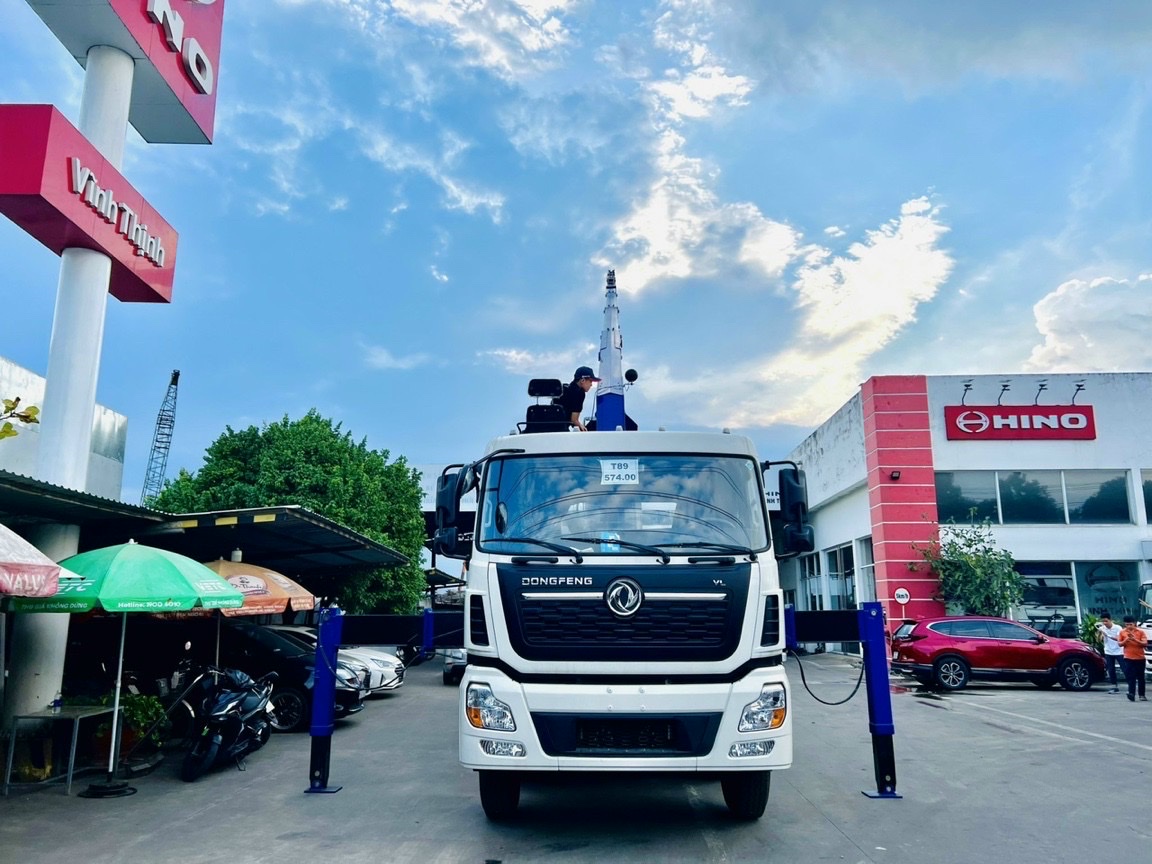  xe tải Dongfeng 4 chân gắn cẩu Dongyang 15 tấn