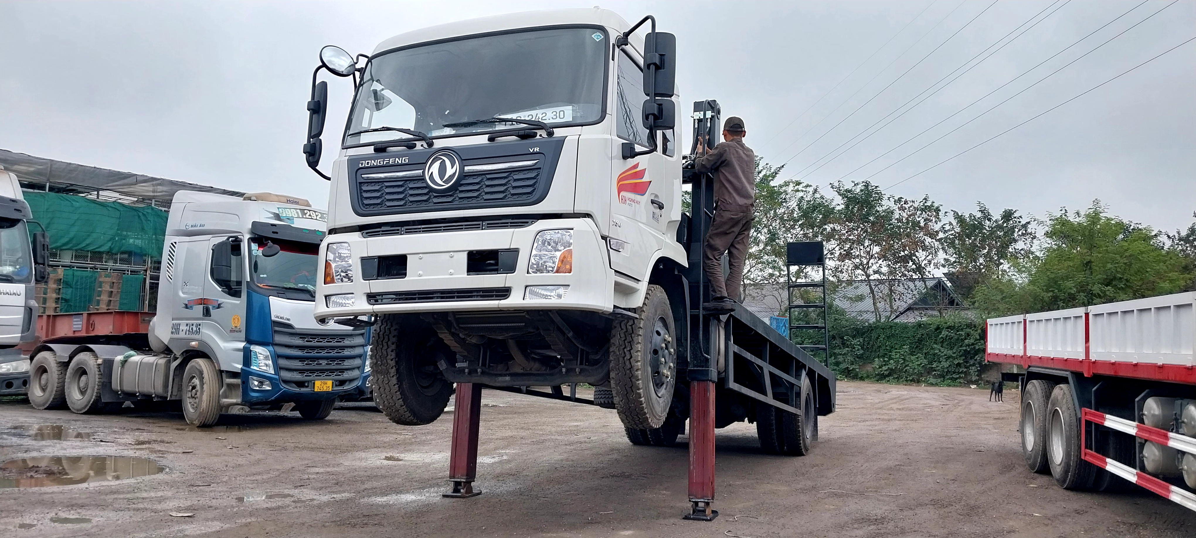 Xe tải Dongfeng 2 chân nâng đầu