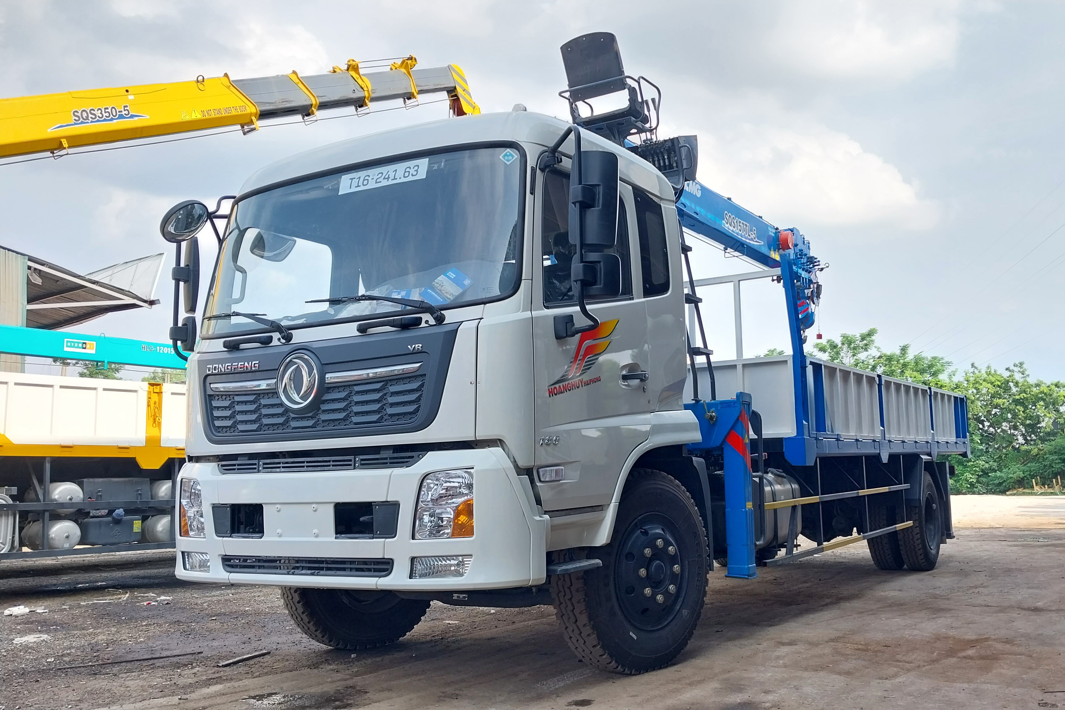 Dongfeng 2C gắn cẩu XCMG 5 tấn