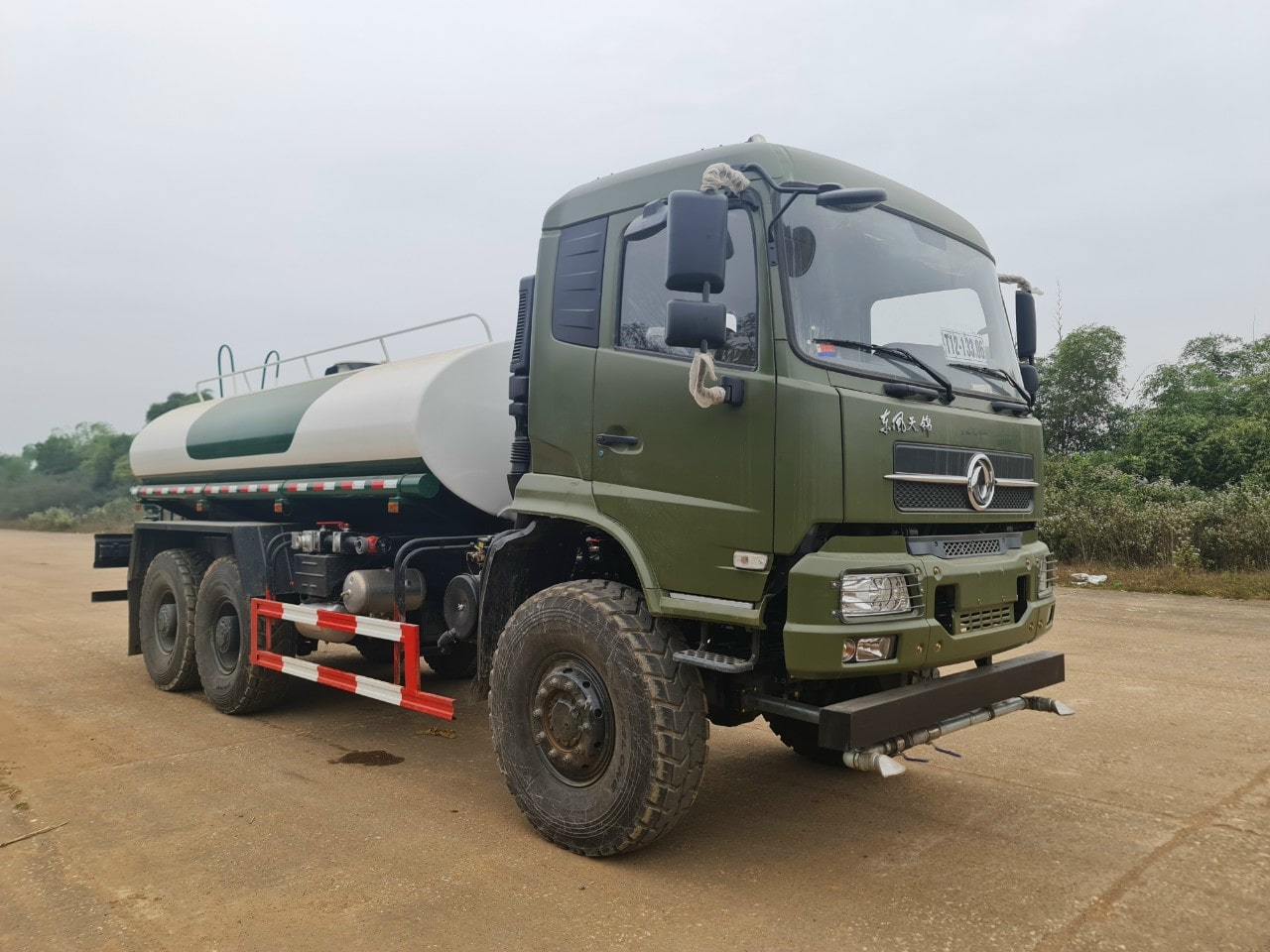 xe-tai-dongfeng-tec-nuoc-8-khoi-2-cau