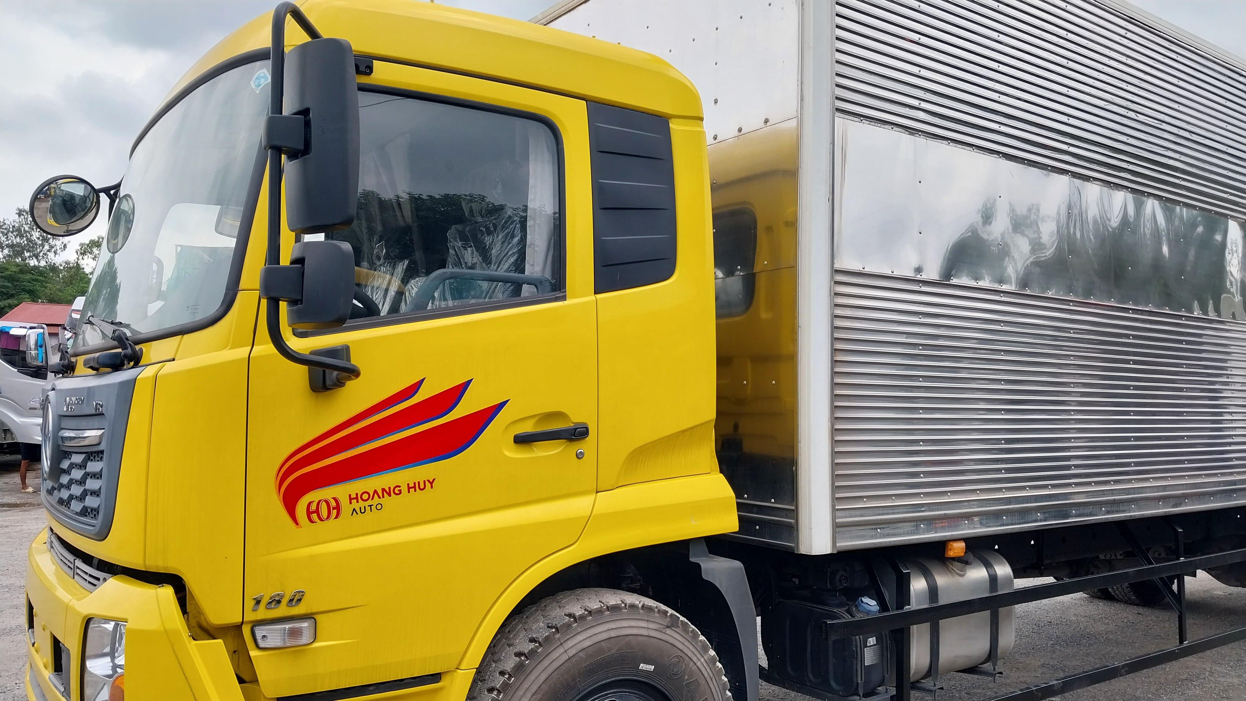 Báo giá xe dongfeng 2 chân thùng chở Pallet