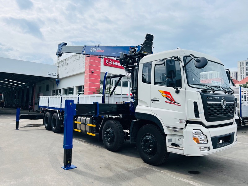 Dongfeng 4 chân gắn cẩu Dongyang 12 tấn