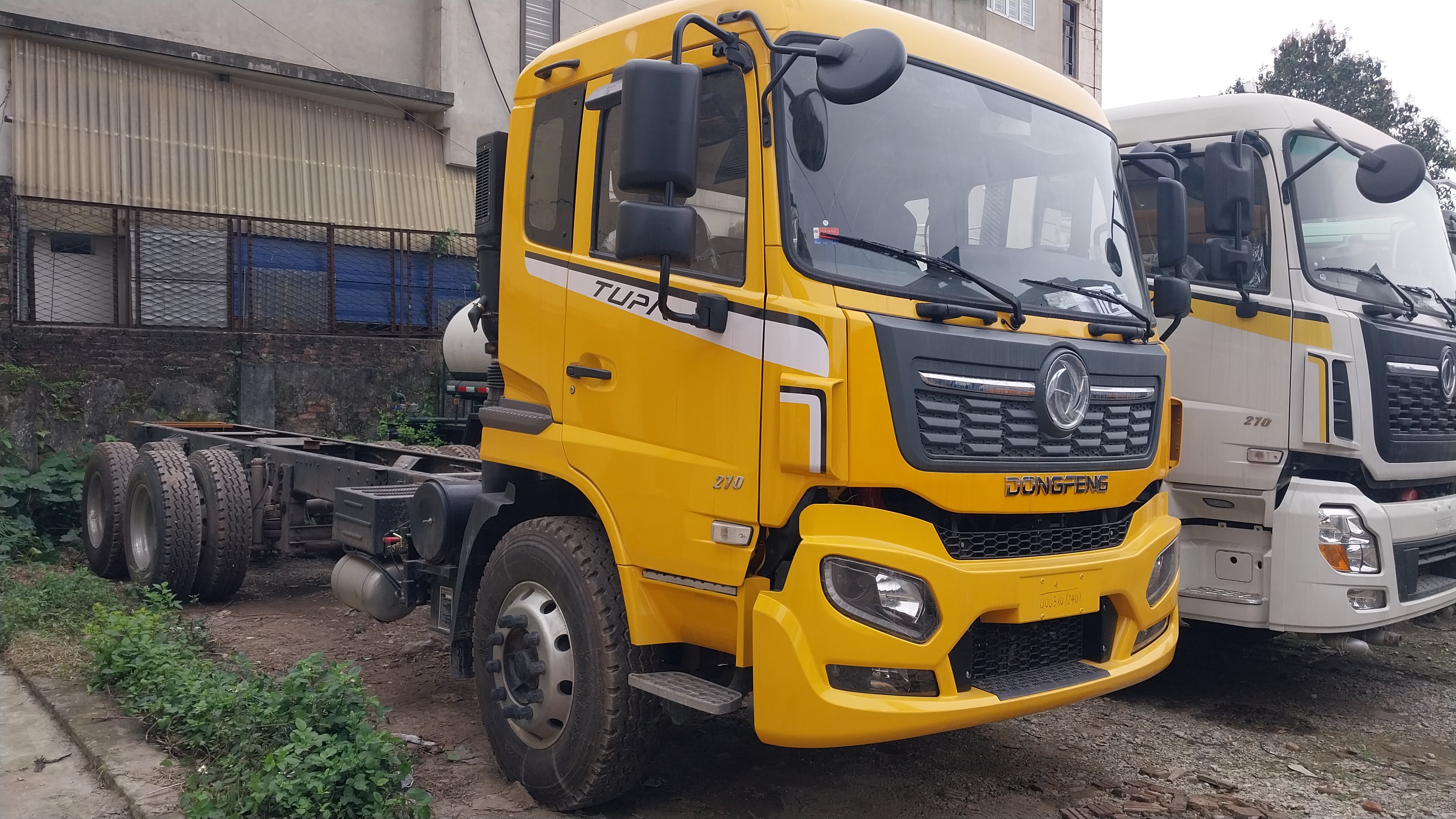 Xe Dongfeng 3 chân tải thùng mui bạt