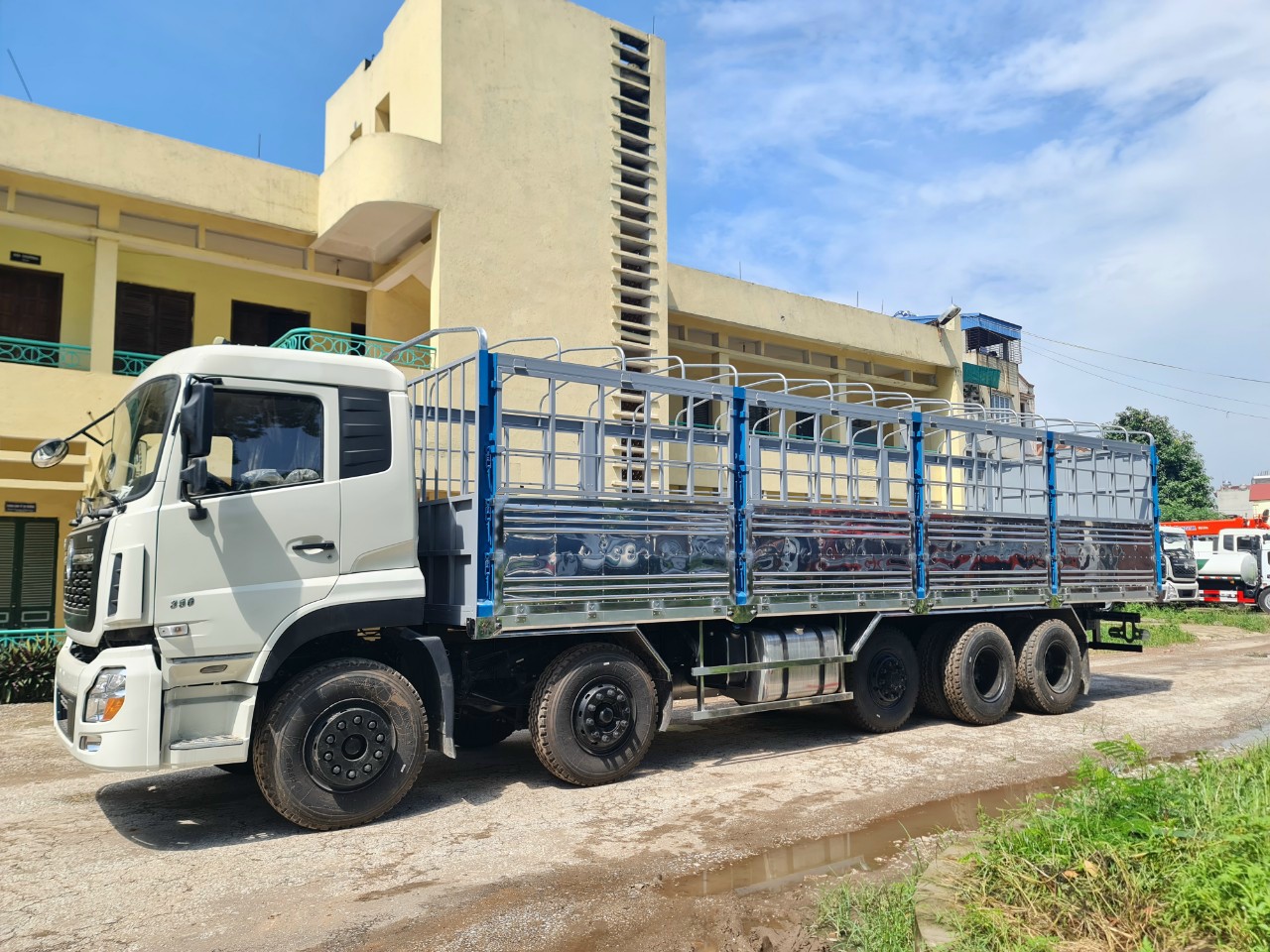 Xe tải Dongfeng 4 chân thùng mui bạt