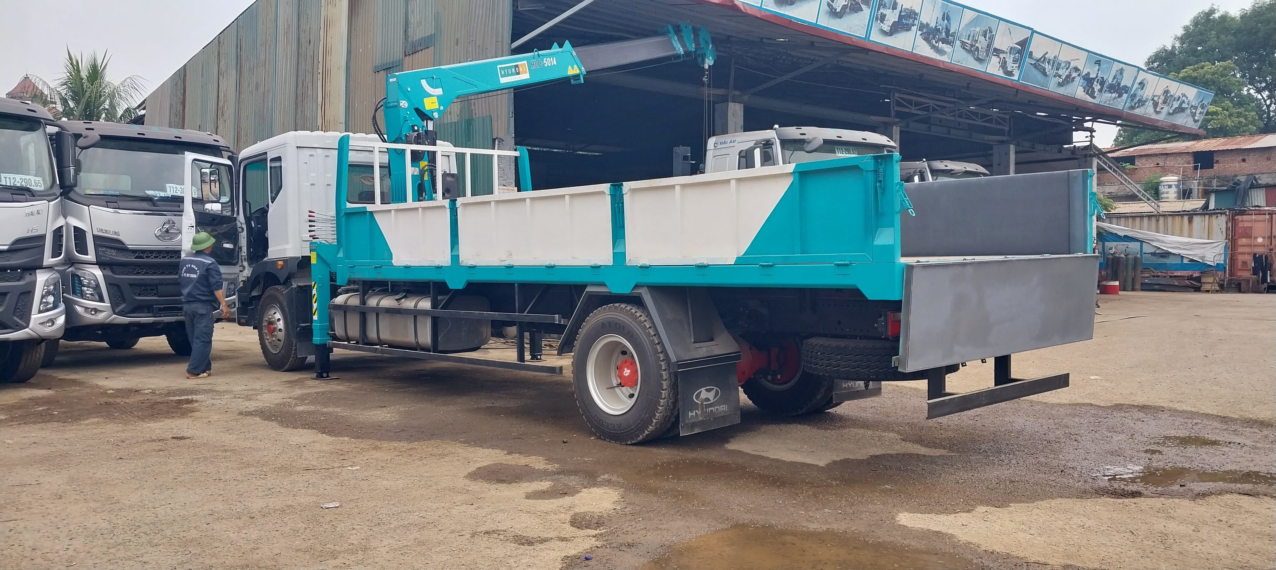 Donfeng D11 gắn cẩu Hyundai 5 tấn