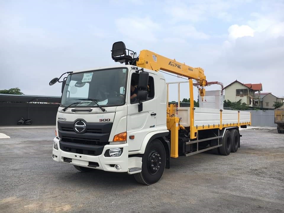 xe tải Hino 3 chân gắn cẩu Soosan 7 tấn