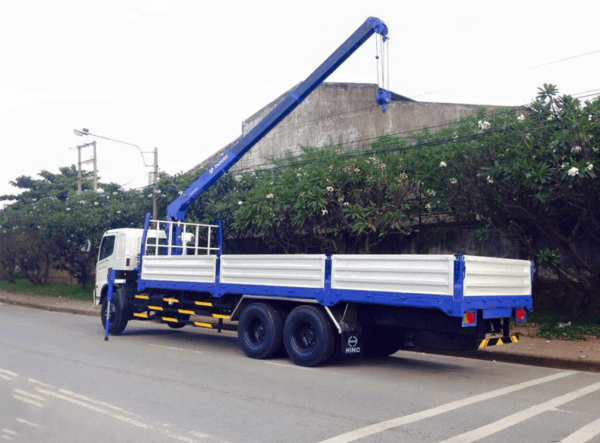 Xe HINO FM và cẩu TADANO 5 tấn