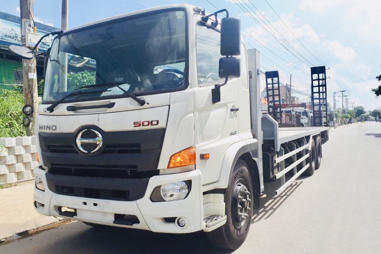 Xe hino FM 3 chân nâng đầu chở máy