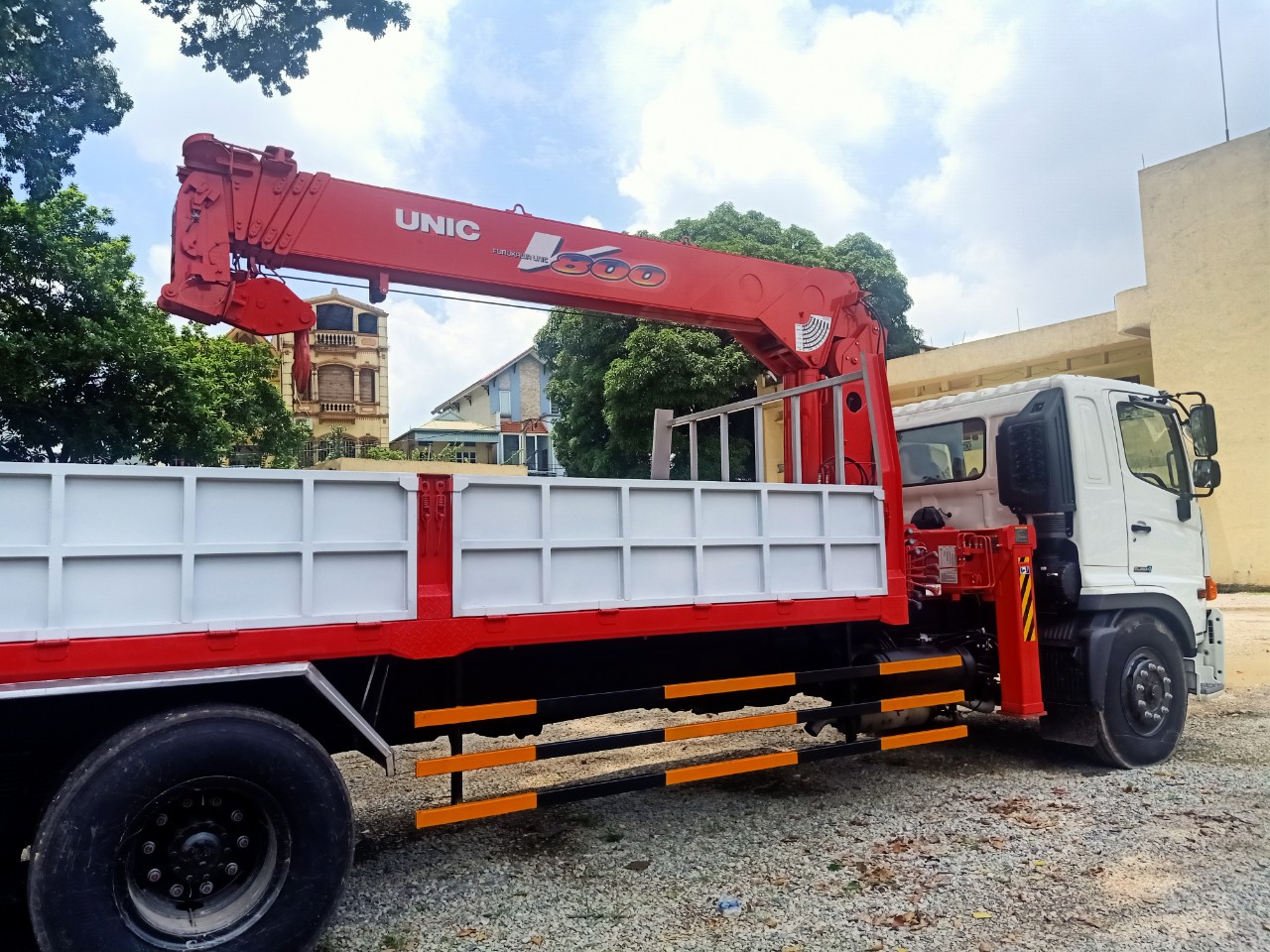 Xe tải Hino FM gắn cẩu Unic 8 tấn