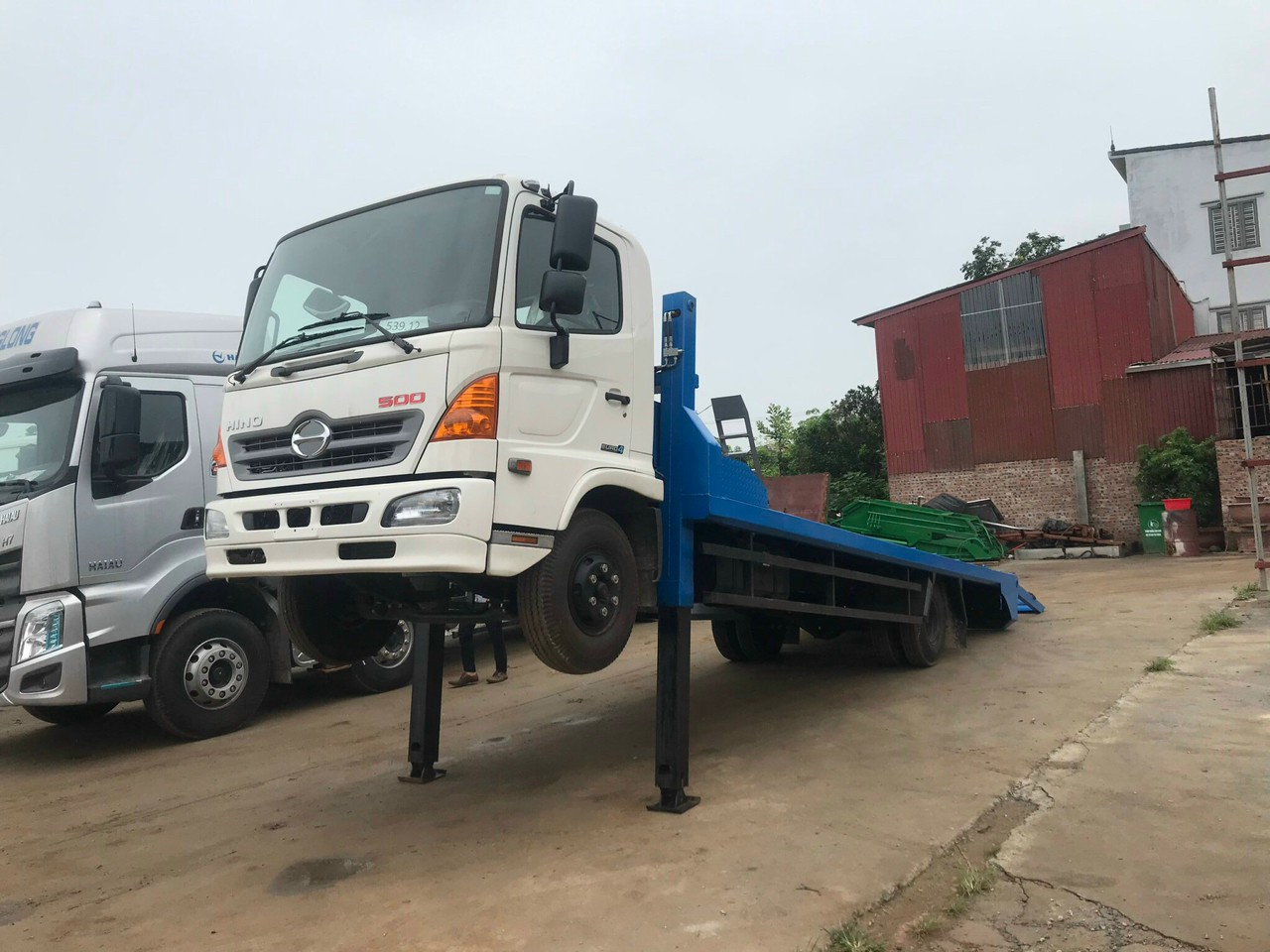 xe Hino FC 2 chân nâng đầu