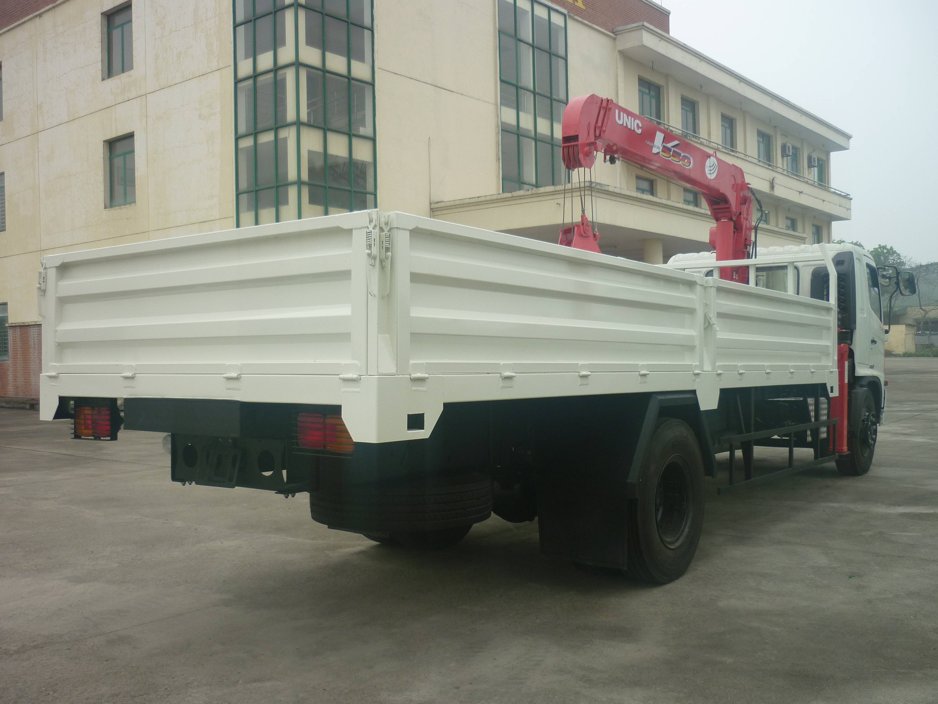 Xe tải Hino FG gắn cẩu Unic 5 tấn