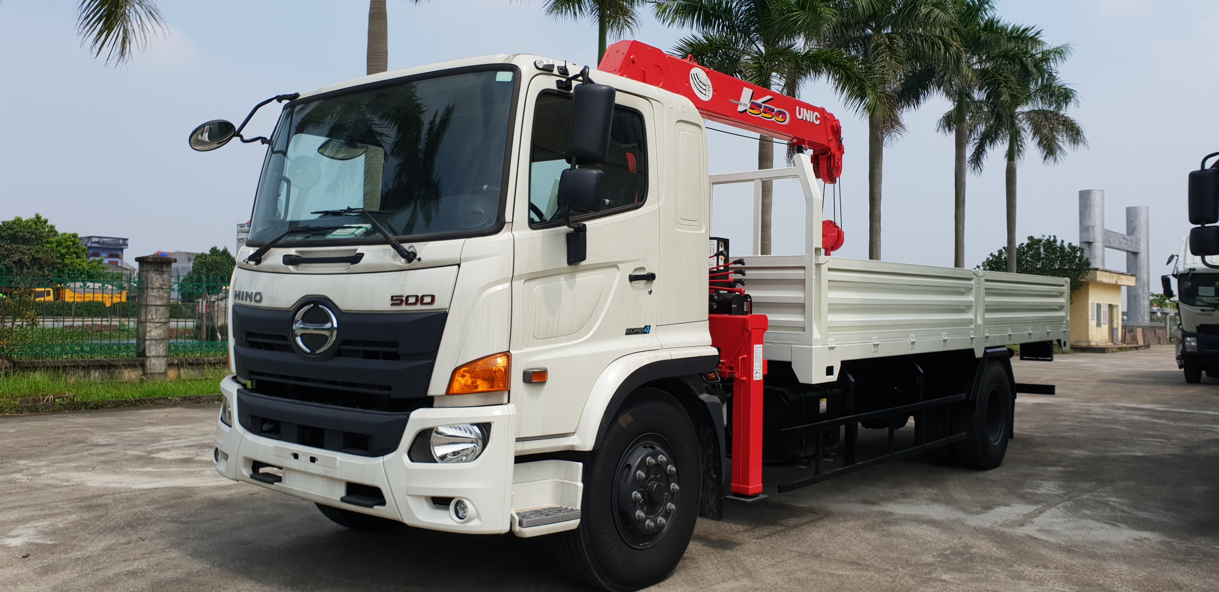 Xe tải Hino FG gắn cẩu Unic 5 tấn