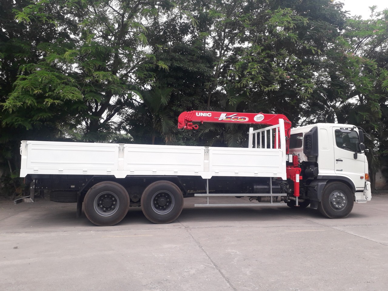 Xe tải Hino FL gắn cẩu Unic 5 tấn