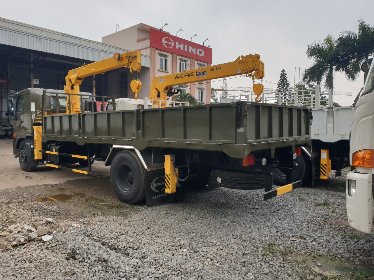 Xe tải Hino FG gắn cẩu Unic 3 tấn 4 đốt