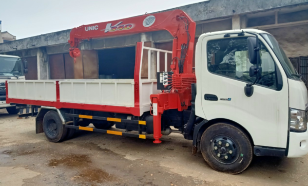 Hino XZU 730L gắn cẩu Unic 3 tấn 4 đốt