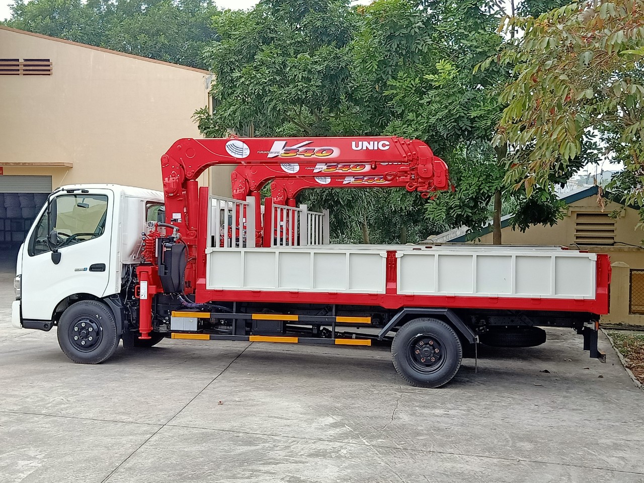 xe tải Hino XZU730L gắn cẩu Unic 3 tấn