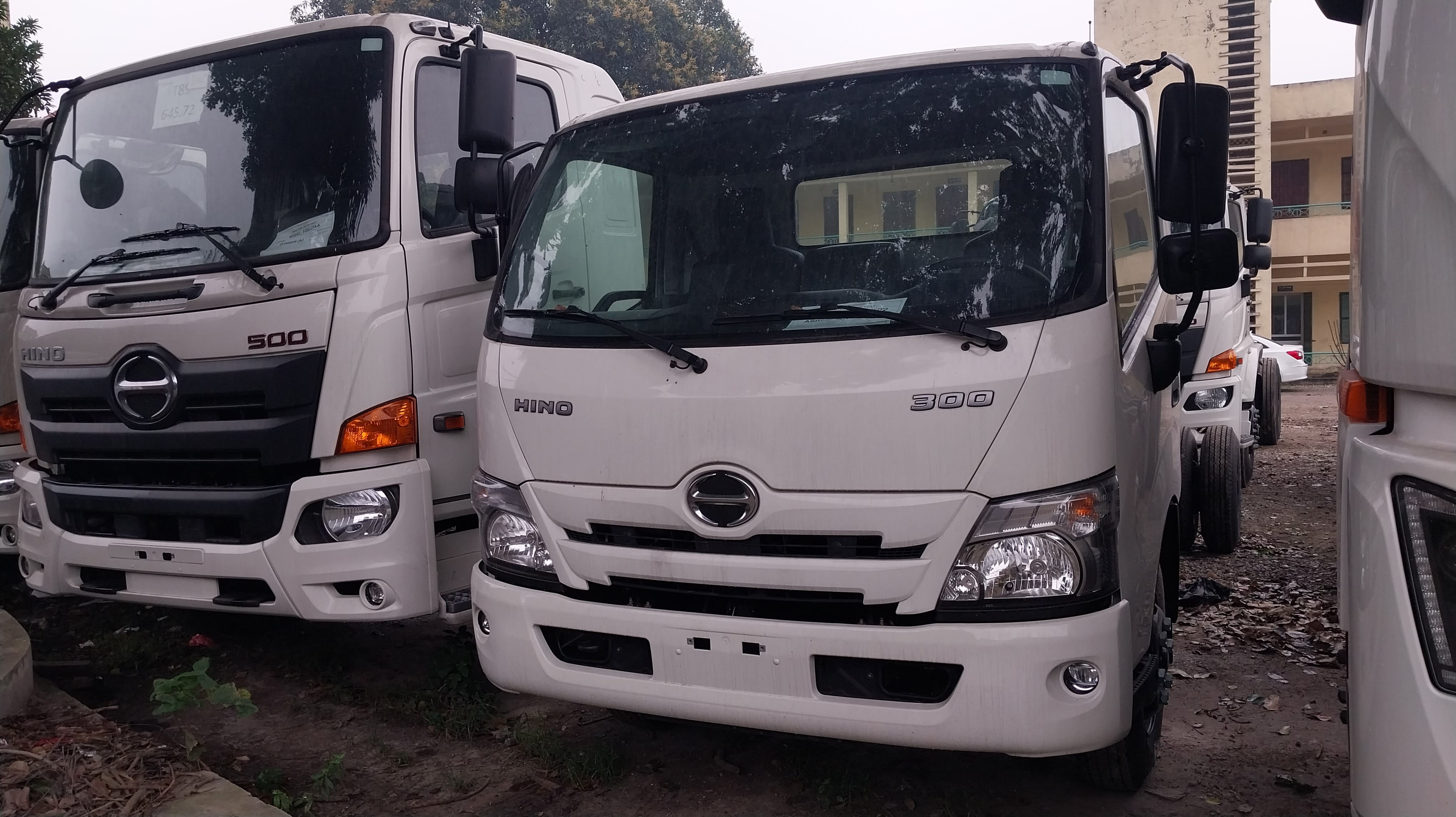 Hino XZU 730L gắn cẩu Unic 3 tấn 4 đốt