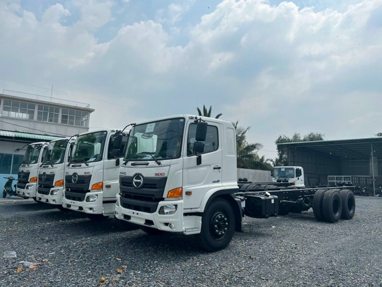 Hino FM gắn cẩu Hyundai 8 tấn Sự hợp tác đặc biệt của hai thương hiệu hàng đầu Nhật Bản và Hàn Quốc