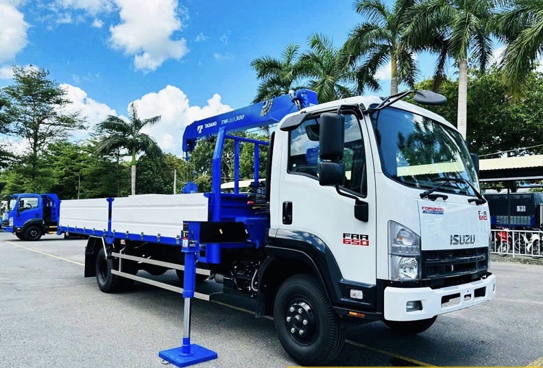 Xe ISUZU FVR 650 gắn cẩu Tadano 3 tấn 4 đốt