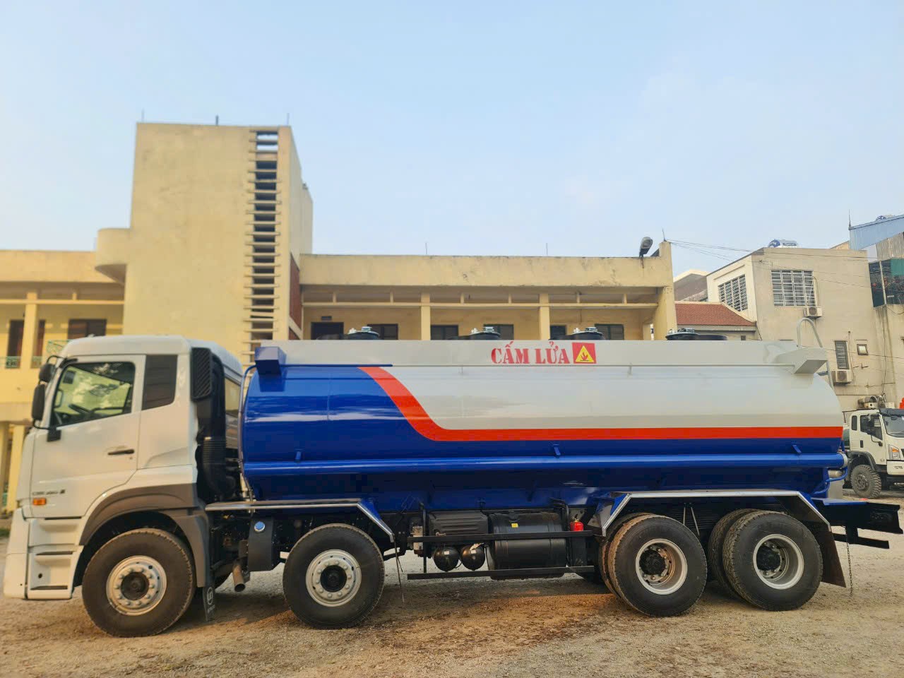 Xe UDTrucks 4 chân téc chở xăng dầu