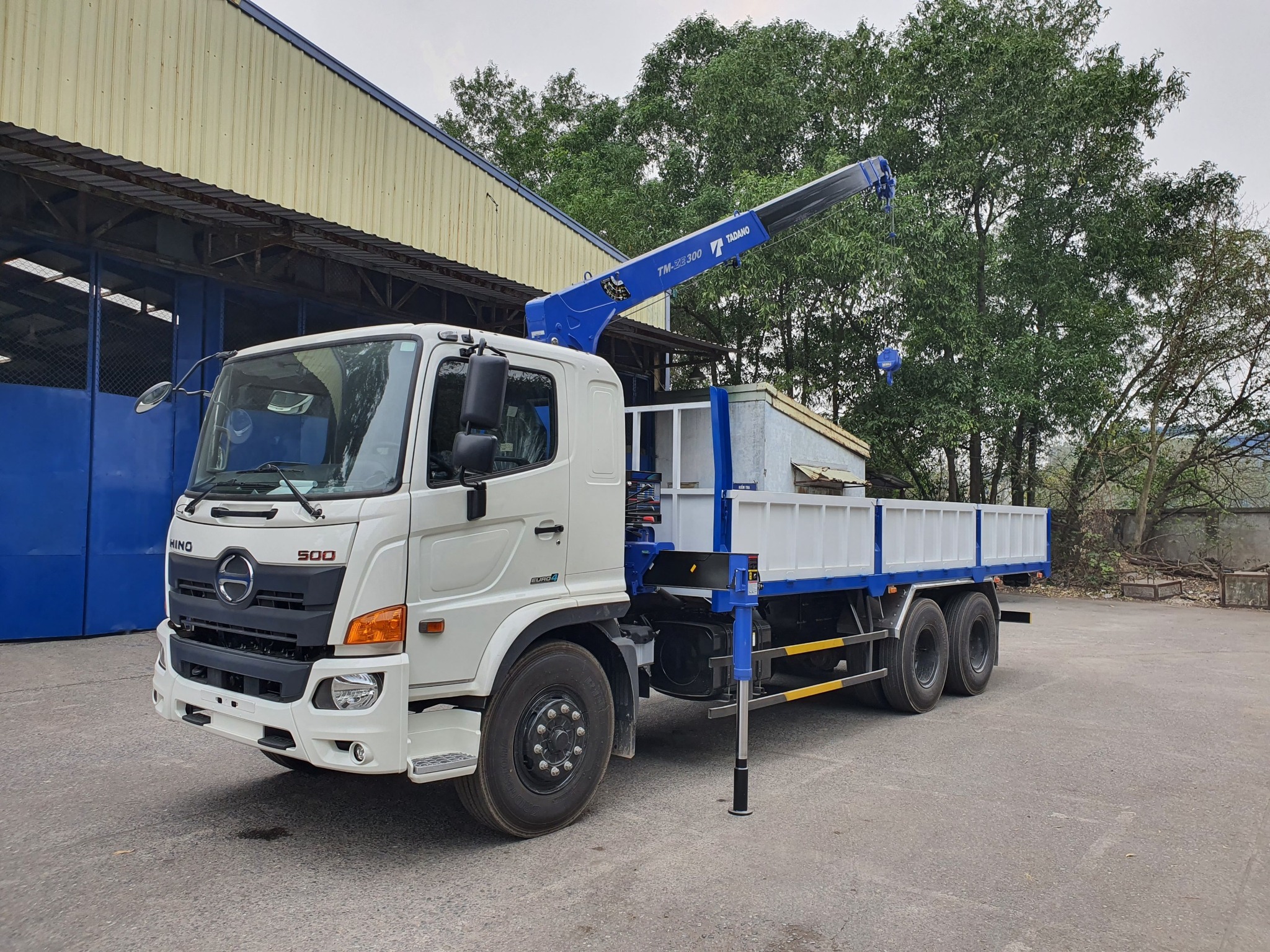 Xe tải Hino FG8JT7A gắn cẩu Tadano 3 tấn Sự lựa chọn hoàn hảo cho việc vận chuyển hàng hóa