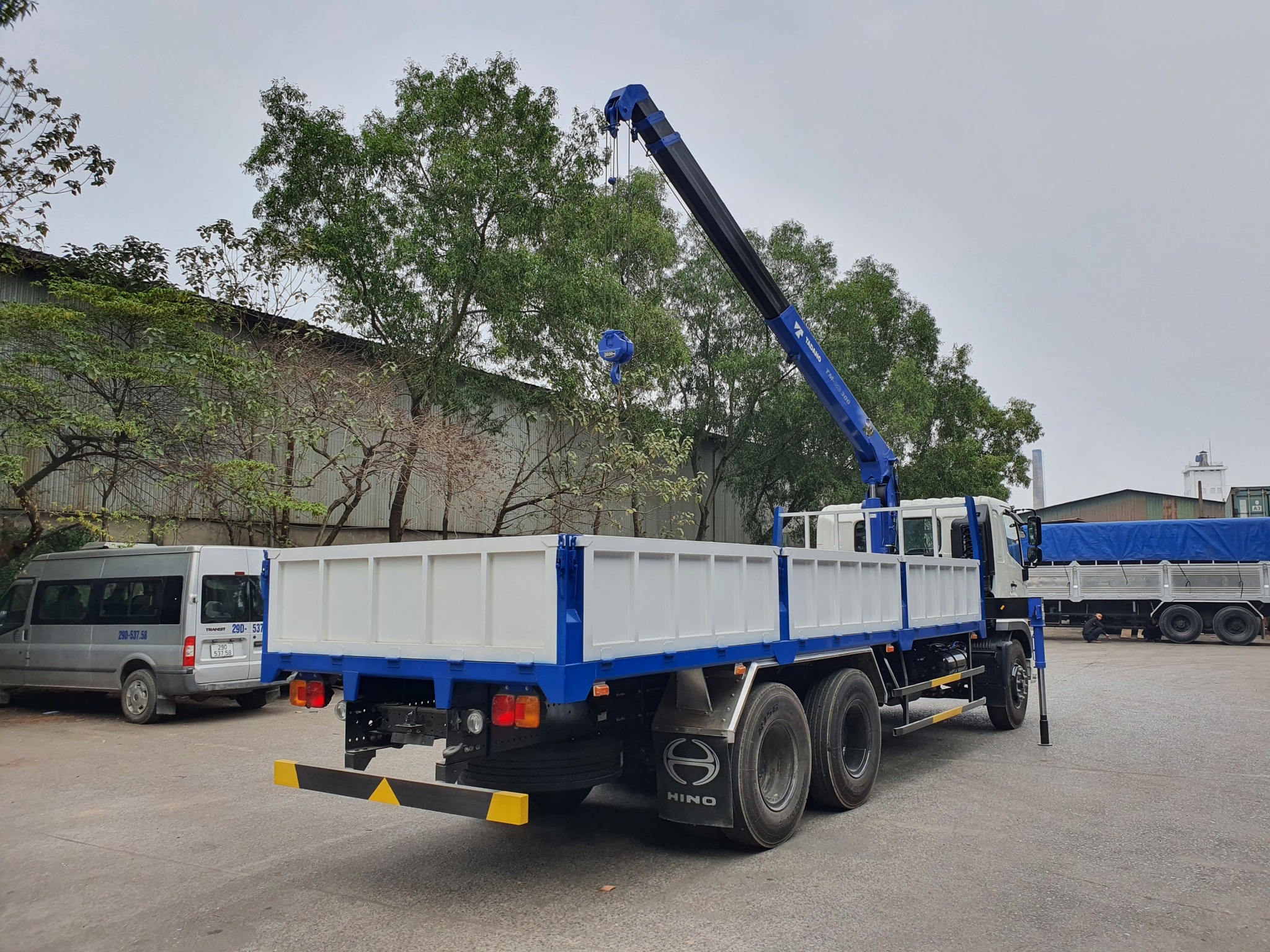 Xe tải Hino FG8JT7A gắn cẩu Tadano 3 tấn Sự lựa chọn hoàn hảo cho việc vận chuyển hàng hóa