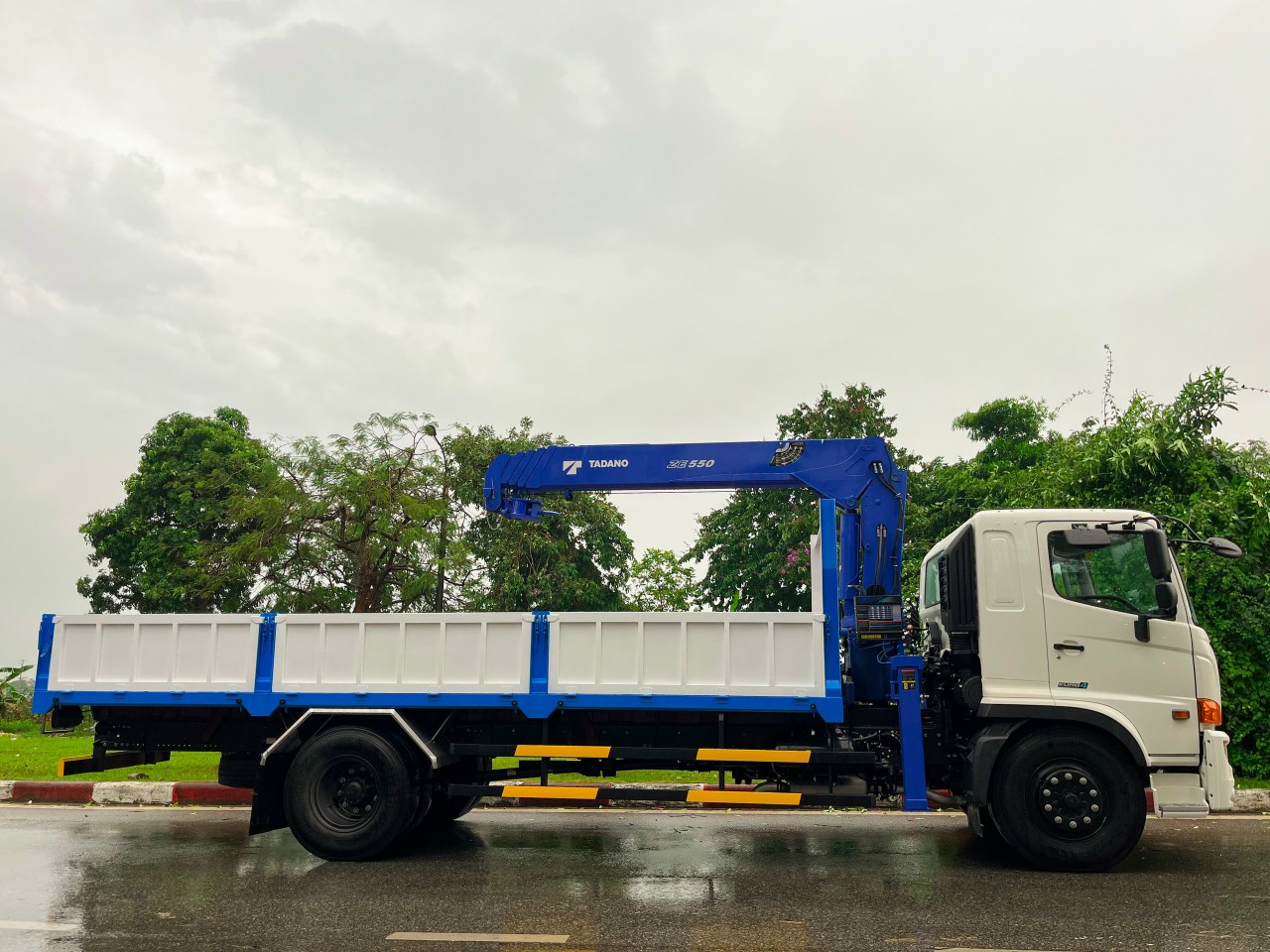 Xe tải Hino FG8JT7A gắn cẩu Tadano 3 tấn Sự lựa chọn hoàn hảo cho việc vận chuyển hàng hóa