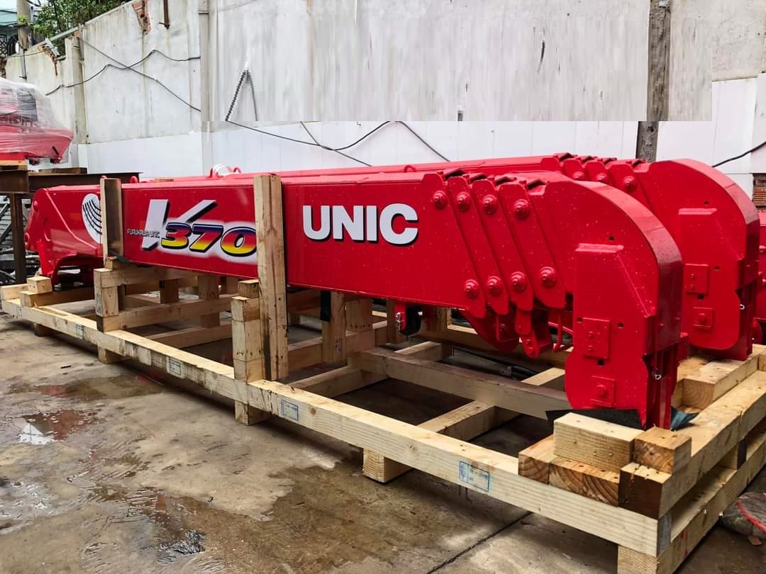 Xe tải Hino gắn cẩu Unic 3 tấn 4 đốt