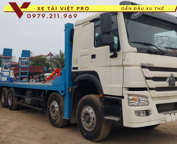 Có nên lựa chọn xe Howo 4 chân nâng đầu chở máy công trình không?
