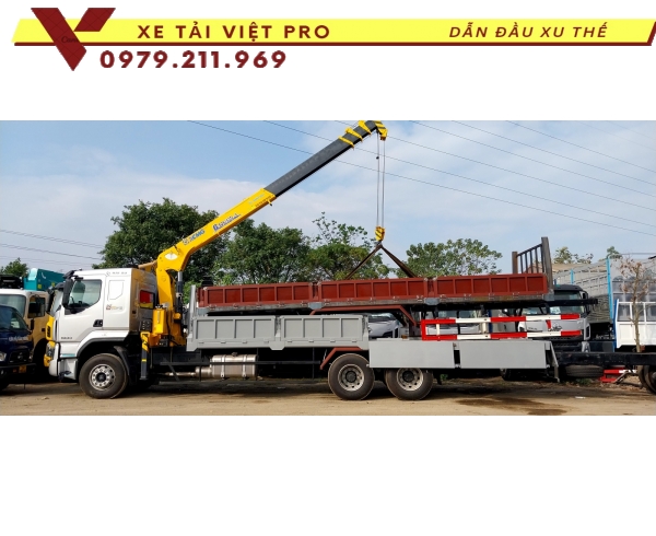 Xe tải Chenglong 3 chân gắn cẩu XCMG 6 tấn 5 đốt giải pháp tiết kiệm trong vận tải