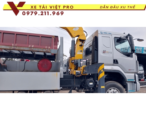 Xe tải Chenglong 3 chân gắn cẩu XCMG 8 tấn