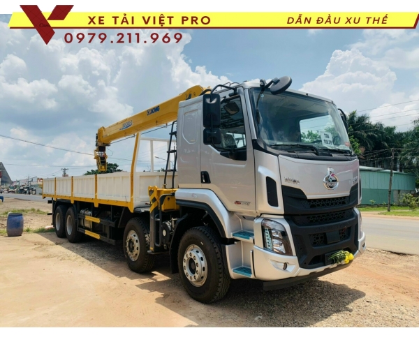 Xe tải Chenglong 4 chân gắn cẩu XCMG 12 tấn