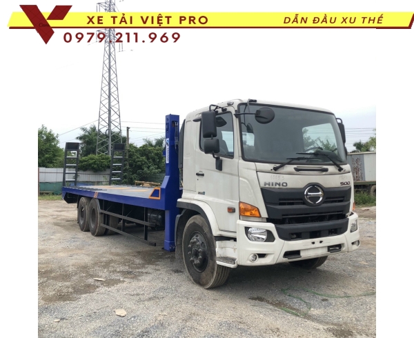 Xe hino FM 3 chân nâng đầu chở máy công trình giá bao nhiêu?