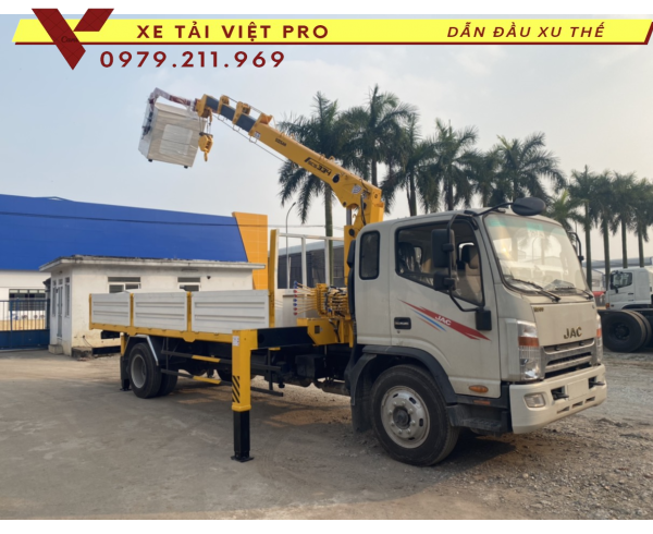 JAC 9 tấn gắn cẩu Soosan 3 tấn 4 đốt có giỏ nâng