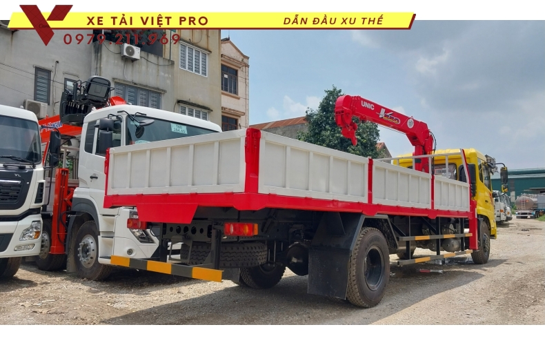 Xe tải Dongfeng B180 gắn cẩu Unic 5 tấn